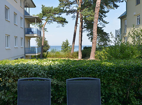 Blick auf die See vom Wohnbereich der Ferienwohnung Boddenblick