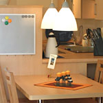 Esstisch und dahinter die Küchenzeile.